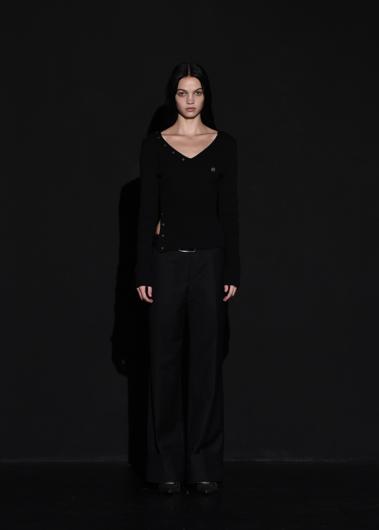 トップス BOHEMSEO BUTTON V-NECK SLIT KNIT, BLACK bohemian seoul(보헤미안 서울) | 실시간 인기 스타일 | BUTTON