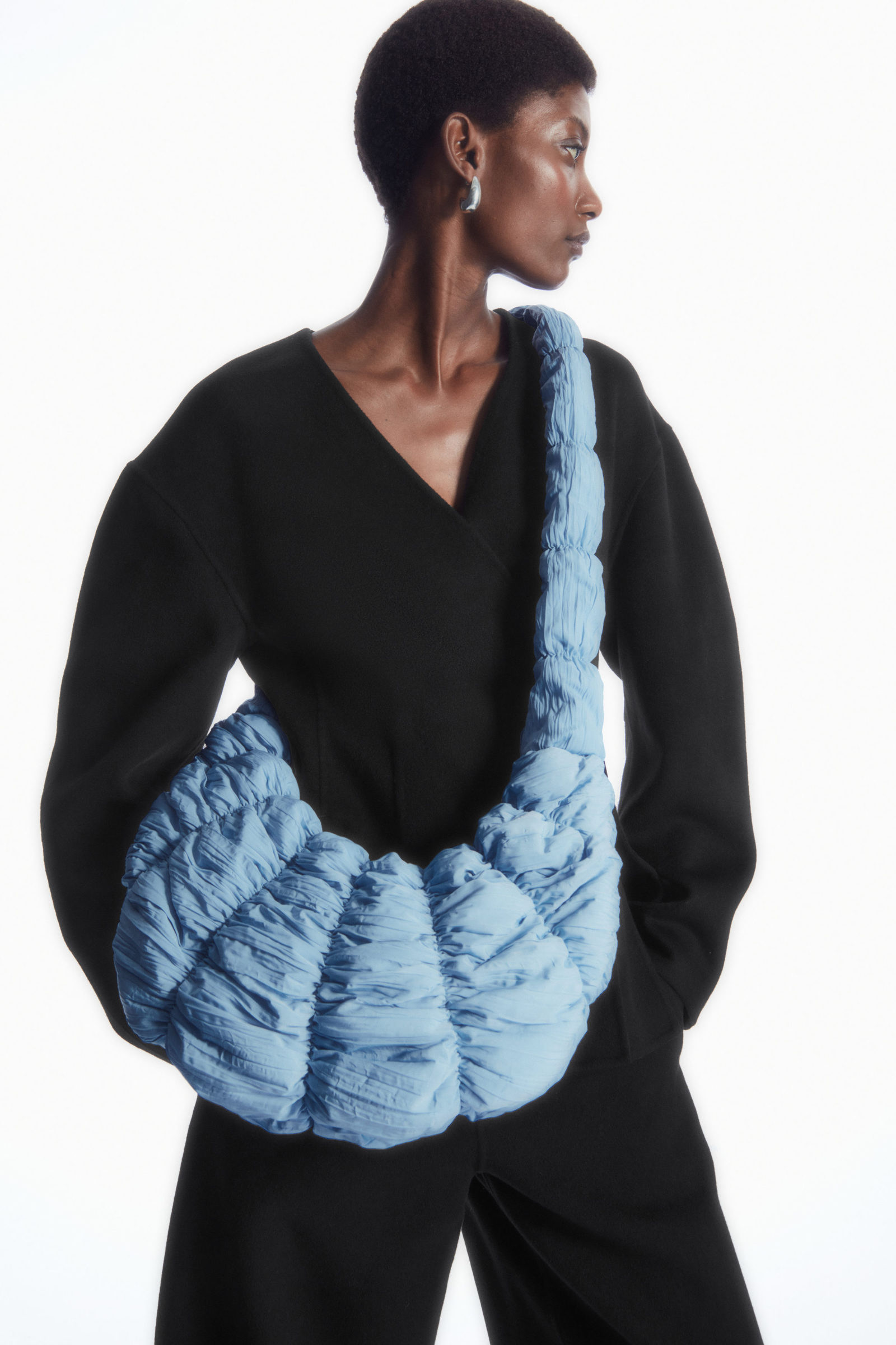 COS(코스) | 실시간 인기 스타일 | 리플 크로스바디 백 | 온더룩